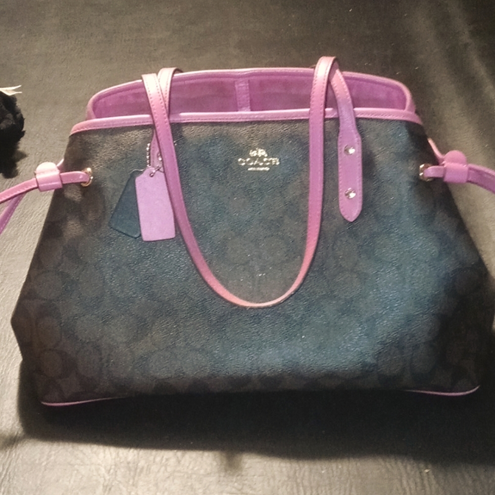 Coach leather shoulder bag..